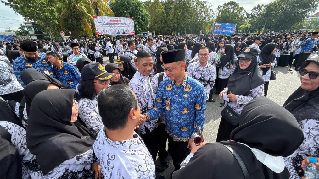 Wali Kota Pontianak Edi Rusdi Kamtono menyalami ribuan guru usai upacara peringatan Hari Guru Nasional dan HUT Korpri ke-54 di halaman Kantor Wali Kota. (Dok. HO/Faktakalbar.id)