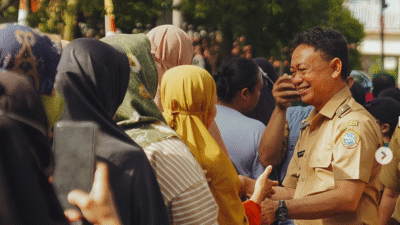 Wali Kota Pontianak Edi Rusdi Kamtono (berseragam) tersenyum dan menyapa warga dalam sebuah kegiatan di luar ruangan. (Dok. Instagram/@edikamtono)