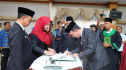 Wali Kota Pontianak Edi Kamtono (tengah, mengenakan peci dan jas) sedang menandatangani naskah pelantikan disaksikan oleh pejabat lainnya di Aula SSA Kantor Wali Kota. (Dok. HO/Faktakalbar.id)