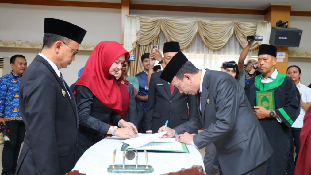 Wali Kota Pontianak Edi Kamtono (tengah, mengenakan peci dan jas) sedang menandatangani naskah pelantikan disaksikan oleh pejabat lainnya di Aula SSA Kantor Wali Kota. (Dok. HO/Faktakalbar.id)