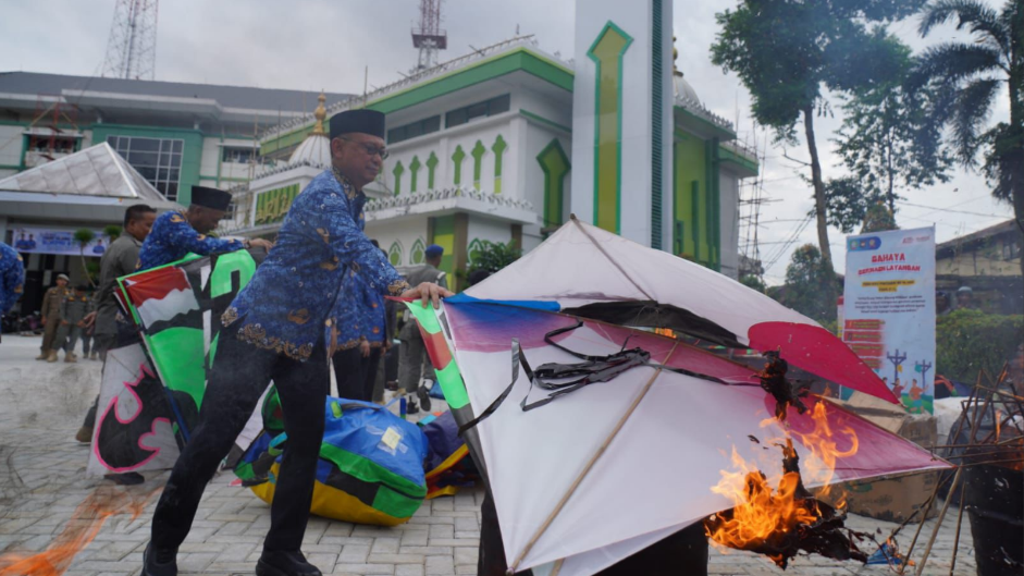 Wali Kota Pontianak Edi Rusdi Kamtono membakar ribuan layangan hasil sitaan razia Satpol PP di halaman Kantor Wali Kota. (Dok. HO/Faktakalbar.id)