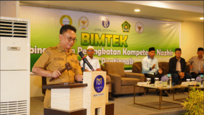 Wali Kota Pontianak Edi Rusdi Kamtono memukul palu tanda dibukanya Bimtek Peningkatan Kompetensi Nazir di Hotel Maestro Pontianak. (Dok. HO/Faktakalbar.id)