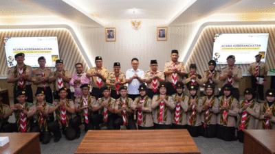 Wali Kota Pontianak Edi Rusdi Kamtono (tengah, kemeja putih) berfoto bersama 24 anggota kontingen Pramuka yang akan berangkat ke Raimuna Daerah di Sintang. (Dok. HO/Faktakalbar.id)