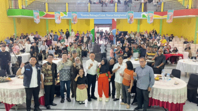 Wali Kota Pontianak Edi Rusdi Kamtono berfoto bersama komunitas disabilitas dan pelaku usaha dalam pembukaan Inklusi Fest 2025. (Dok. HO/Faktakalbar.id)