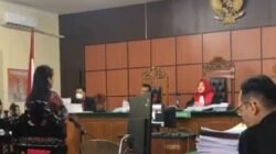 "Walikota Singkawang, Tjhai Chui Mie, saat memberikan keterangan sebagai saksi dalam sidang dugaan korupsi HPL Pasir Panjang di Pengadilan Tipikor Pontianak, Jumat (21/11/2025)."