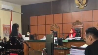 "Walikota Singkawang, Tjhai Chui Mie, saat memberikan keterangan sebagai saksi dalam sidang dugaan korupsi HPL Pasir Panjang di Pengadilan Tipikor Pontianak, Jumat (21/11/2025)."