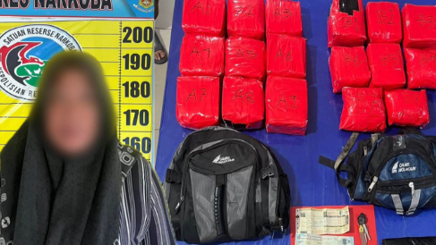 Tersangka HM (kiri), wanita kurir sabu 18,59 kg, saat diamankan petugas Polres Sanggau beserta barang bukti dua tas ransel dan 17 paket sabu di Beduai, Sabtu (1/11/2025). (Dok. Polres Sanggau)