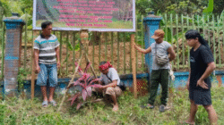 Warga Dusun Balado melakukan ritual adat saat memasang plang penolakan pembangunan paralayang di kawasan keramat Bukit Loncek, Mempawah. (Dok. Ist)