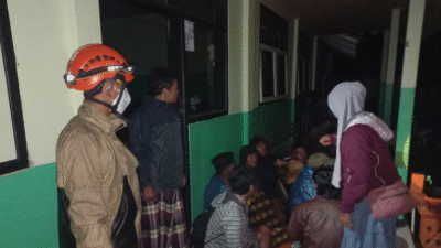 Sebanyak 300 warga terdampak kenaikan status Gunung Semeru berada di pos pengungsian Balai Desa Oro-Oro Ombo dan SD 2 Supiturang. (Dok. HO/Faktakalbar.id)