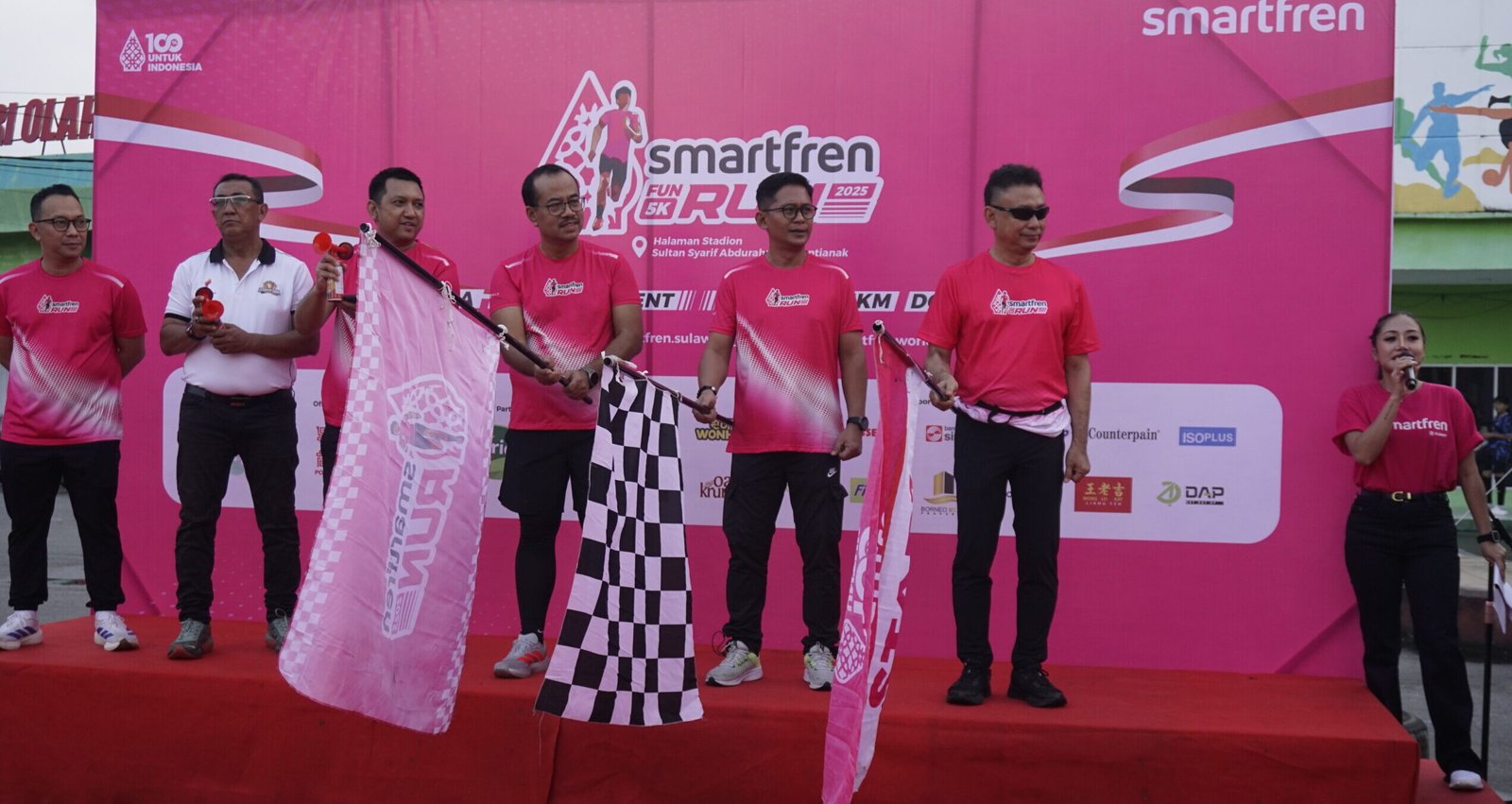"Smartfren Fun Run 2025 sukses digelar di Pontianak. Warga padati Stadion SSA ikuti rute 5K Car Free Day, dimeriahkan bazar UMKM dan hiburan musik."