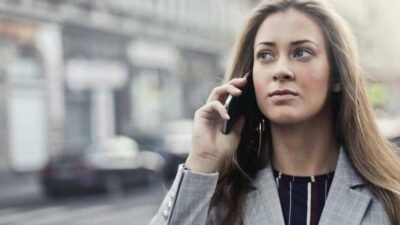 "Jantung berdebar saat HP berbunyi? Waspada anxiety! Simak 5 alasan psikologis mengapa otak kita membenci suara dering telepon dan memicu stres."