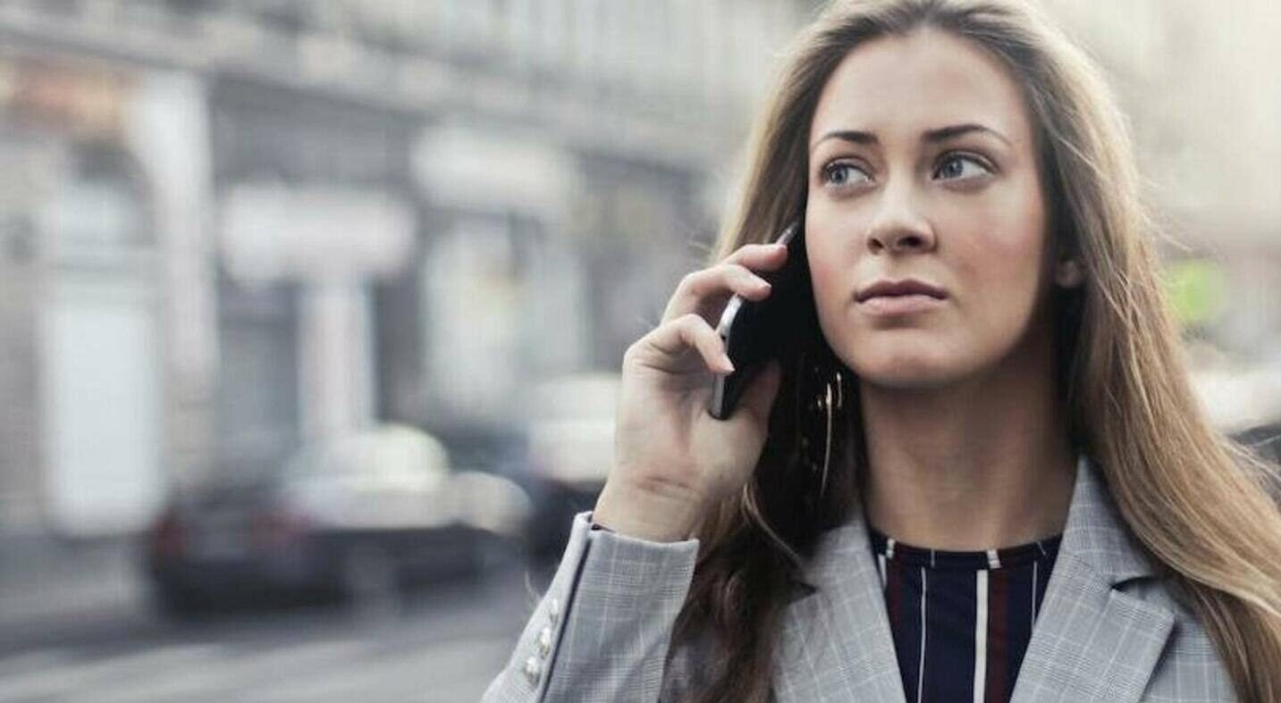 "Jantung berdebar saat HP berbunyi? Waspada anxiety! Simak 5 alasan psikologis mengapa otak kita membenci suara dering telepon dan memicu stres."