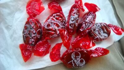 "Suka beli snack impor di e-commerce? Hati-hati, 5 produk populer seperti Milo Cube hingga bubuk keju ini ternyata sering ditemukan ilegal. Cek daftarnya di sini!"