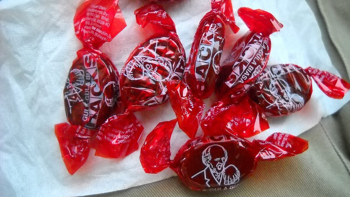 "Suka beli snack impor di e-commerce? Hati-hati, 5 produk populer seperti Milo Cube hingga bubuk keju ini ternyata sering ditemukan ilegal. Cek daftarnya di sini!"