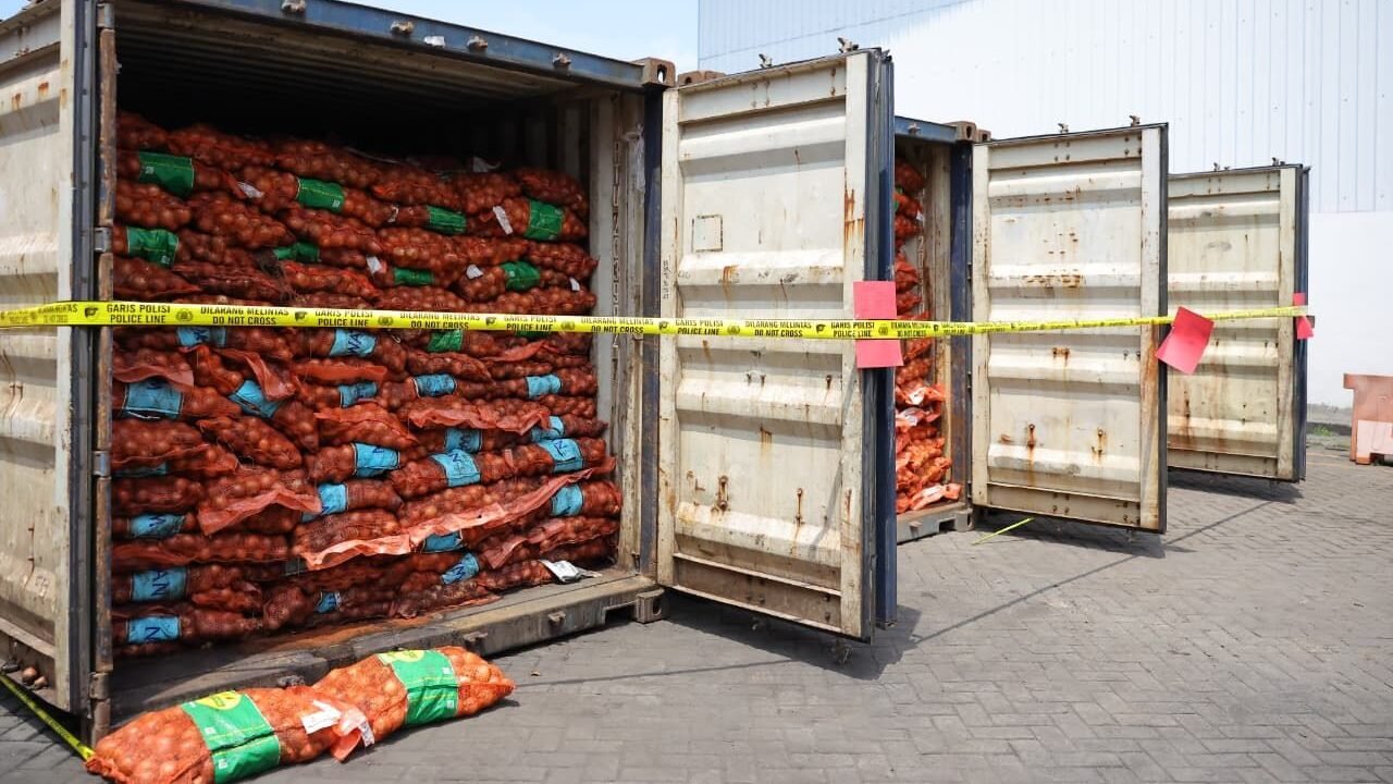 18 kontainer bawang bombai ilegal yang dimusnahkan di Surabaya. (Dok. Kementan)