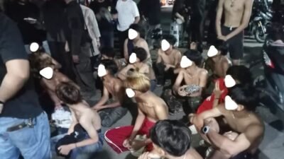 Puluhan remaja yang diduga hendak melakukan aksi tawuran diamankan petugas Polsek Pontianak Barat di kawasan Jalan Tebu, Minggu (28/12) dini hari. Polisi turut menyita senjata tajam dari tangan mereka. (Dok. HO/Faktakalbar.id)