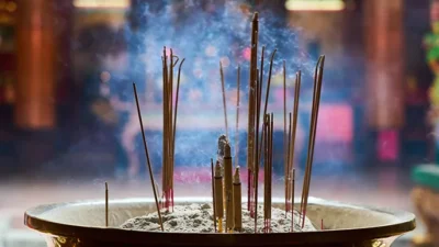 "Sering dikaitkan dengan hal mistis, ternyata dupa memiliki banyak manfaat. Simak 4 fungsi dupa, mulai dari sarana ritual, aromaterapi pereda stres, hingga peningkat fokus."