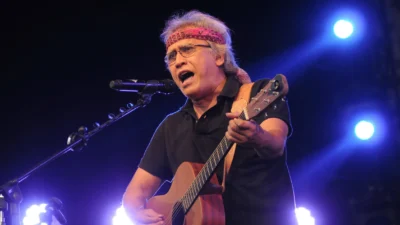 "Dari Iwan Fals hingga .Feast, ini 5 musisi Indonesia yang konsisten kritik kebijakan pemerintah lewat lagu. Suara perlawanan yang tak lekang oleh waktu."