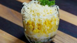 "Bingung mau ngemil apa akhir pekan ini? Intip 6 ide cemilan praktis, hemat, dan enak yang bisa kamu buat sendiri di rumah saat weekend. Mulai dari yang manis hingga gurih!"