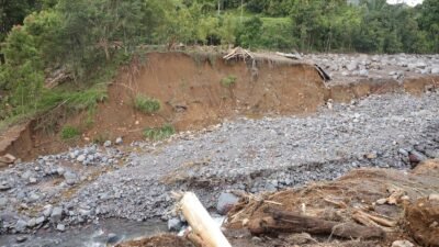 Akses jalan terputus di jalan Sicincin-Malalak-Balingka akibat terjangan banjir bandang yang terjadi di Kecamatan Malalak, Kabupaten Agam, Sumatera Barat, Minggu (30/11).