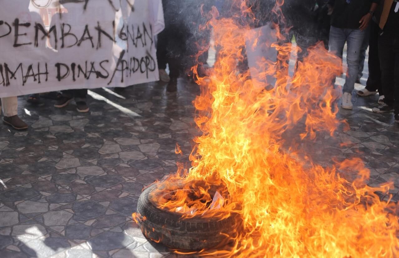 "Aksi-Mempawah-Rumah-Dinas-Bupati-Pendopo"