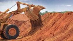 Ilustrasi - Aktivitas alat berat di lokasi tambang bauxite PT BRUIL kawasan hutan produksi Sanggau. (Dok. Ist)