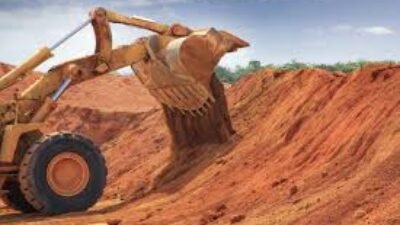 Ilustrasi - Aktivitas alat berat di lokasi tambang bauxite PT BRUIL kawasan hutan produksi Sanggau. (Dok. Ist)