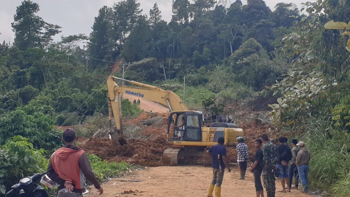 Tim PUPR Bener Meriah dan TIM PUPR Provinsi Aceh melakukan pembersihan jalan terdampak longsor di ruas jalan KKA-Bener Meriah, Provinsi Aceh pada Senin (1/12). Sumber Foto: PUPR Provinsi Aceh