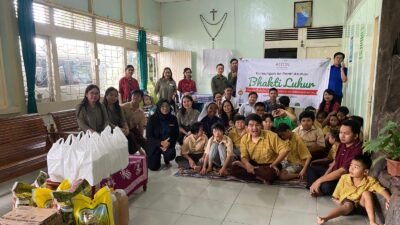 Aston Pontianak melaksanakan kegiatan CSR Berbagi Kasih Natal dengan mengunjungi Panti Asuhan Bhakti Luhur pada 11 Desember 2025. (Dok. HO/Faktakalbar.id)