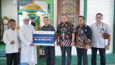 Ria Norsan dan Bank Kalbar Salurkan Bantuan ke Masjid Jami’ Sultan Nata Sintang