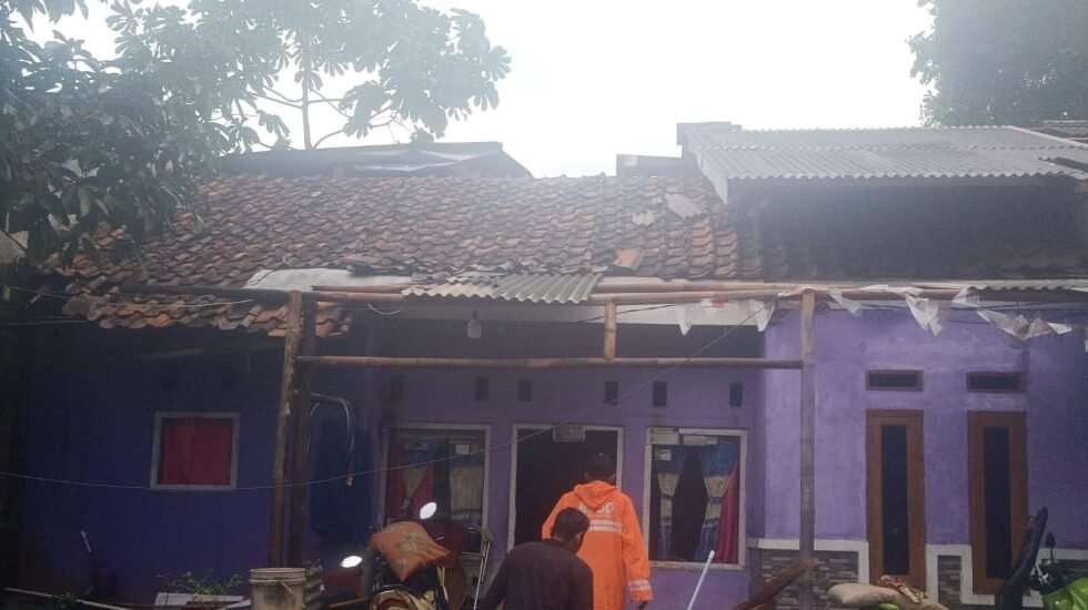 BPBD Kabupaten Bogor melakukan asesmen pada kejadian angin kencang yang menerjang Kabupaten Bogor, Jawa Barat, Senin (29/12). Sumber foto : BPBD Kabupaten Bogor