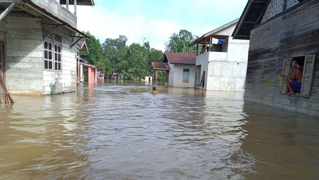 Banjir menggenangi salah satu desa di Kalbar (Dok. Ist).