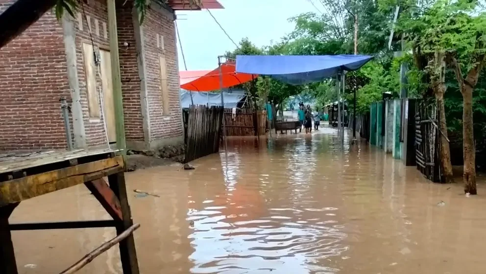 Banjir merendam permukiman warga di Kabupaten Bima, Provinsi Nusa Tenggara Barat, dipicu hujan dengan intensitas sedang hingga tinggi pada Sabtu (20/12). (BPBD Kabupaten Bima)