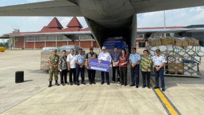 Bantuan 40 ton Kemenko Perekonomian nuntuk korban bencana tiga wilayah Provinsi Aceh, Provinsi Sumatra, Provinsi Sumatra Barat. Serah terima bantuan dilakukan di Lanud Halim Perdana Kusumah, pada Selasa (2/12)>