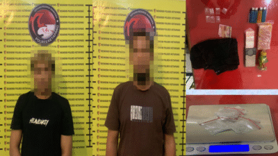 Petugas kepolisian mengamankan barang bukti narkotika jenis sabu beserta alat hisap dan timbangan digital dari dua tersangka di Kecamatan Tumbang Titi, Ketapang, Senin (24/11/2025).