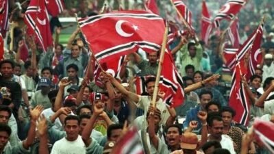 Masyarakat beramai-ramai membawa bendera GAM. (Dok. Ist)