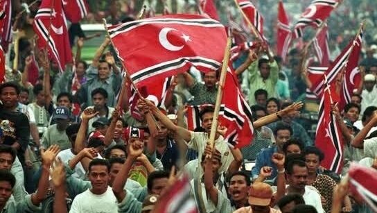 Masyarakat beramai-ramai membawa bendera GAM. (Dok. Ist)
