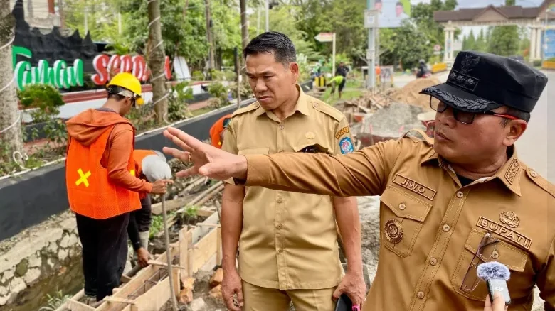 Arsip - Bupati Kubu Raya Sujiwo, meninjau langsung progres normalisasi saluran air dan pembangunan jalur pedestrian di kawasan Taman Serdam, Kecamatan Sungai Raya, Senin (15/12/2025). (Dok. Prokopim Kubu Raya)