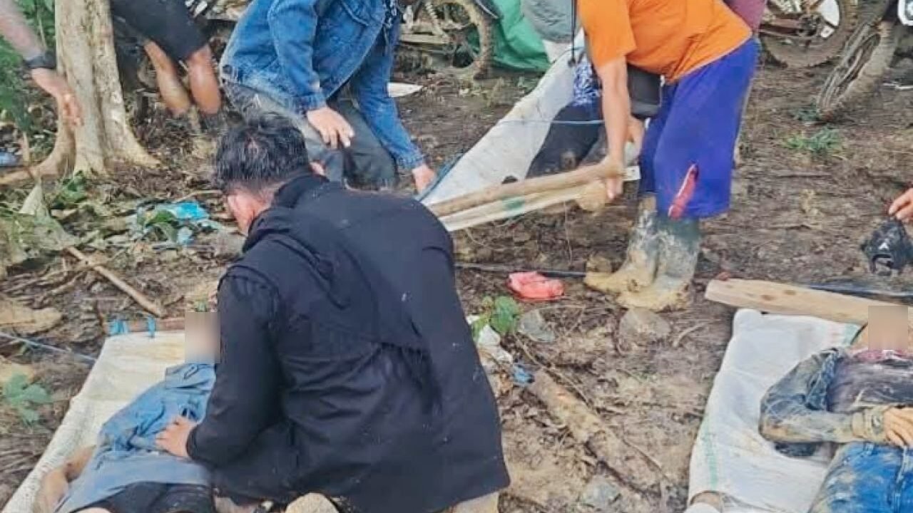 Eevakuasi tiga korban meninggal dunia di lokasi pertambangan emas tanpa izin (PETI) kawasan Nibong, Kecamatan Ratatotok Sabtu (20122025).