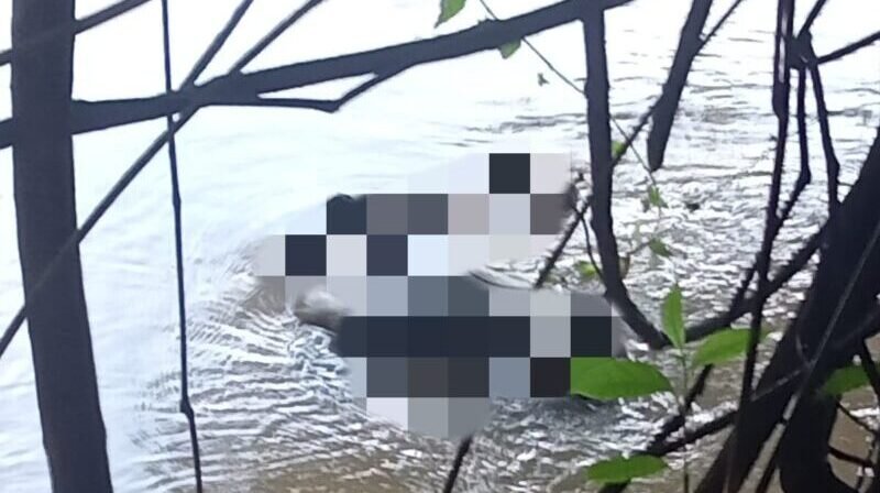 Evakuasi jenazah Eko Sugianto korban tenggelam di Sungai Air Mati Toho Mempawah. (Dok. Ist)