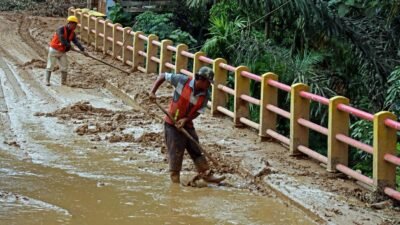 Tim PUPR Bener Meriah dan TIM PUPR Provinsi Aceh melakukan pembersihan jalan terdampak longsor di ruas jalan KKA-Bener Meriah, Provinsi Aceh pada Senin (1/12). Sumber Foto: PUPR Provinsi Aceh