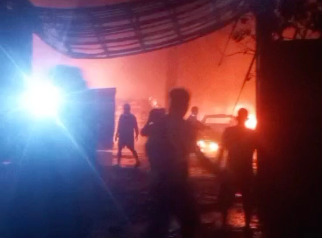 Kondisi Gudang di Bengkayang Terbakar yang diduga menjadi lokasi penampungan barang ilegal asal Malaysia di Desa Cipta Karya, Jumat (26/12/2025) malam. Kebakaran Gudang ini menghanguskan sejumlah mobil mewah dan mengakibatkan kerugian mencapai Rp5 miliar yang kini dalam penanganan Satreskrim Polres Bengkayang. (Foto: Istimewa)