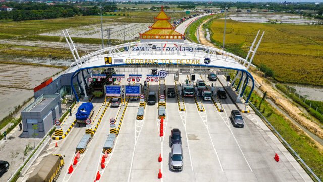 Ilustrasi gerbang tol yang akan memberlakukan potongan harga atau diskon tarif sebesar 20 persen pada masa libur Natal 2025 dan Tahun Baru 2026.
