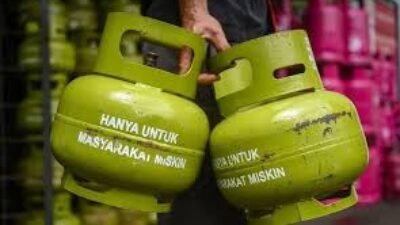 Jelang Natal 2025, warga Ketapang keluhkan kelangkaan LPG 3 kilogram. Pedagang sulit cari gas, duga ada penimbunan dan pengalihan stok ke pedalaman.