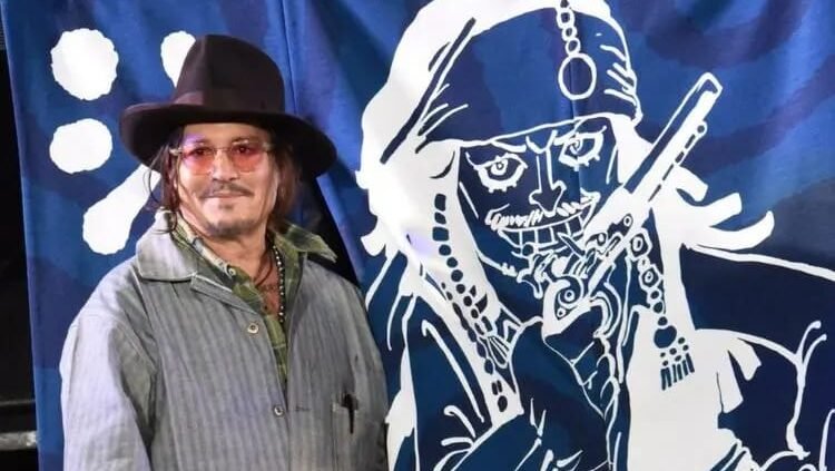 Johnny Depp terima hadiah dari Eiichiro Oda di Tokyo Comic Con 2025. (Dok. Ist)