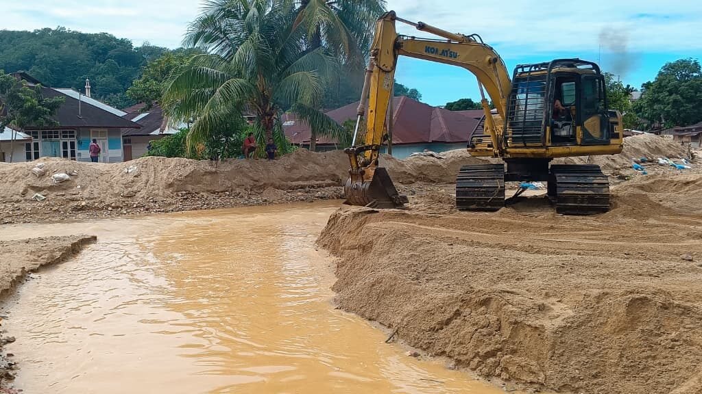 Kegiatan normalisasi Sungai Aek Doras menjadi prioritas dalam penanganan darurat banjir di Kota Sibolga untuk mengembalikan kondisi lingkungan secara bertahap, Kamis (18/12). Sumber BNPB