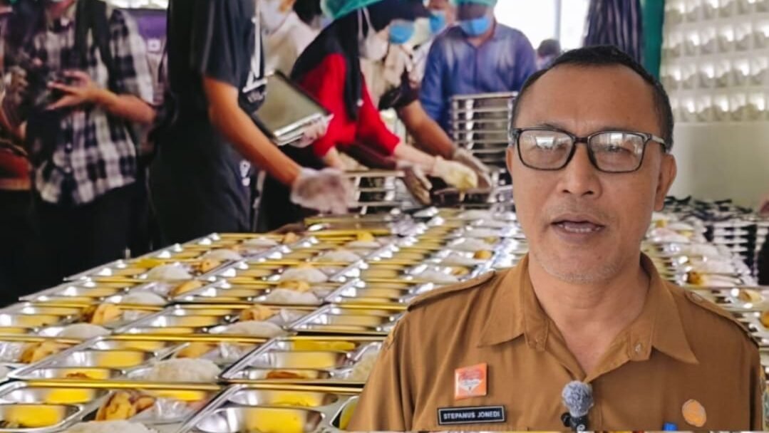 Kepala Bidang Kesehatan Masyarakat Dinkes Sanggau, Stephanus Jonedi. Memaparkan standar keamanan pangan dalam dialog kesehatan di RRI Entikong, Sabtu (6/12/2025).