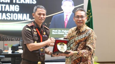 Kepala Kejaksaan Tinggi Kalbar, Dr. Emilwan Ridwan (kiri), menyerahkan cinderamata kepada Guru Besar Undip, Prof. Dr. Pujiyono, saat pembukaan Bimtek Penerapan KUHP Nasional dan penanganan kasus satwa liar di Pontianak, Rabu (3/12/2025).