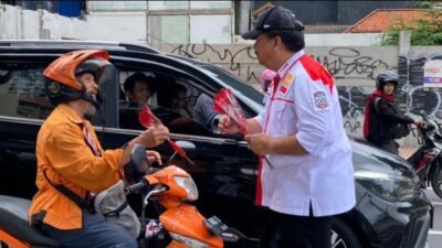 Ketua Umum GN-PK, Adi Warman, turut membagikan bunga secara langsung kepada pengendara di ruas jalan utama Kota Surabaya.