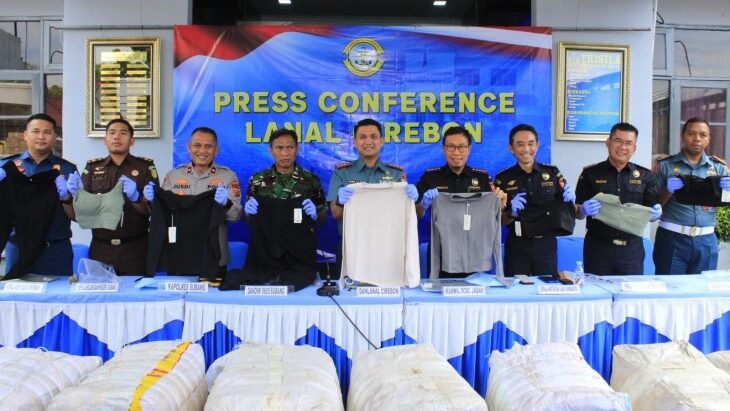 Komandan Lanal Cirebon, Letkol Laut (P) Faisal Yanova Tanjung, menunjukkan barang bukti penyelundupan pakaian olahraga ilegal asal Malaysia di Mako Lanal Cirebon, Selasa (2/12/2025).